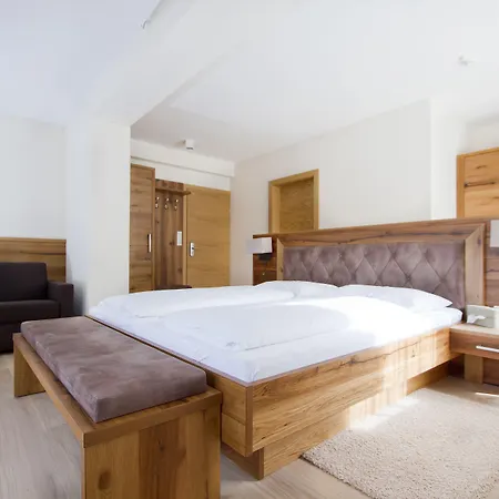 Haus Zirngast ホテル 4*